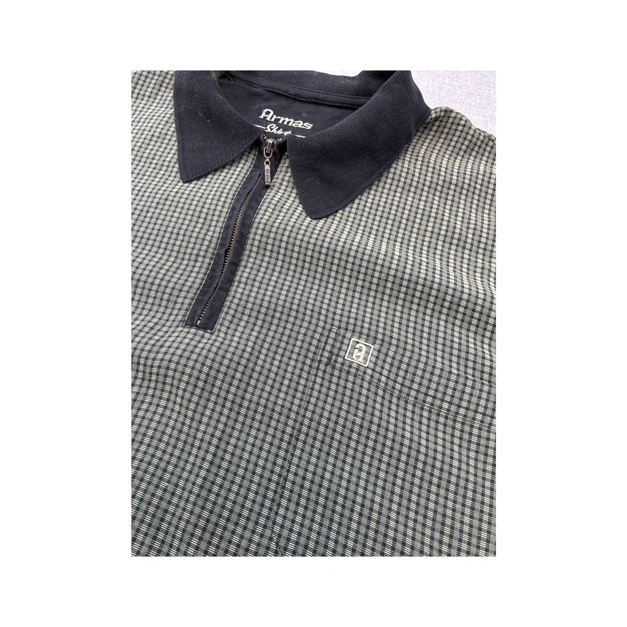 Camisa Armas com Micro Quadrados e gola com Fecho