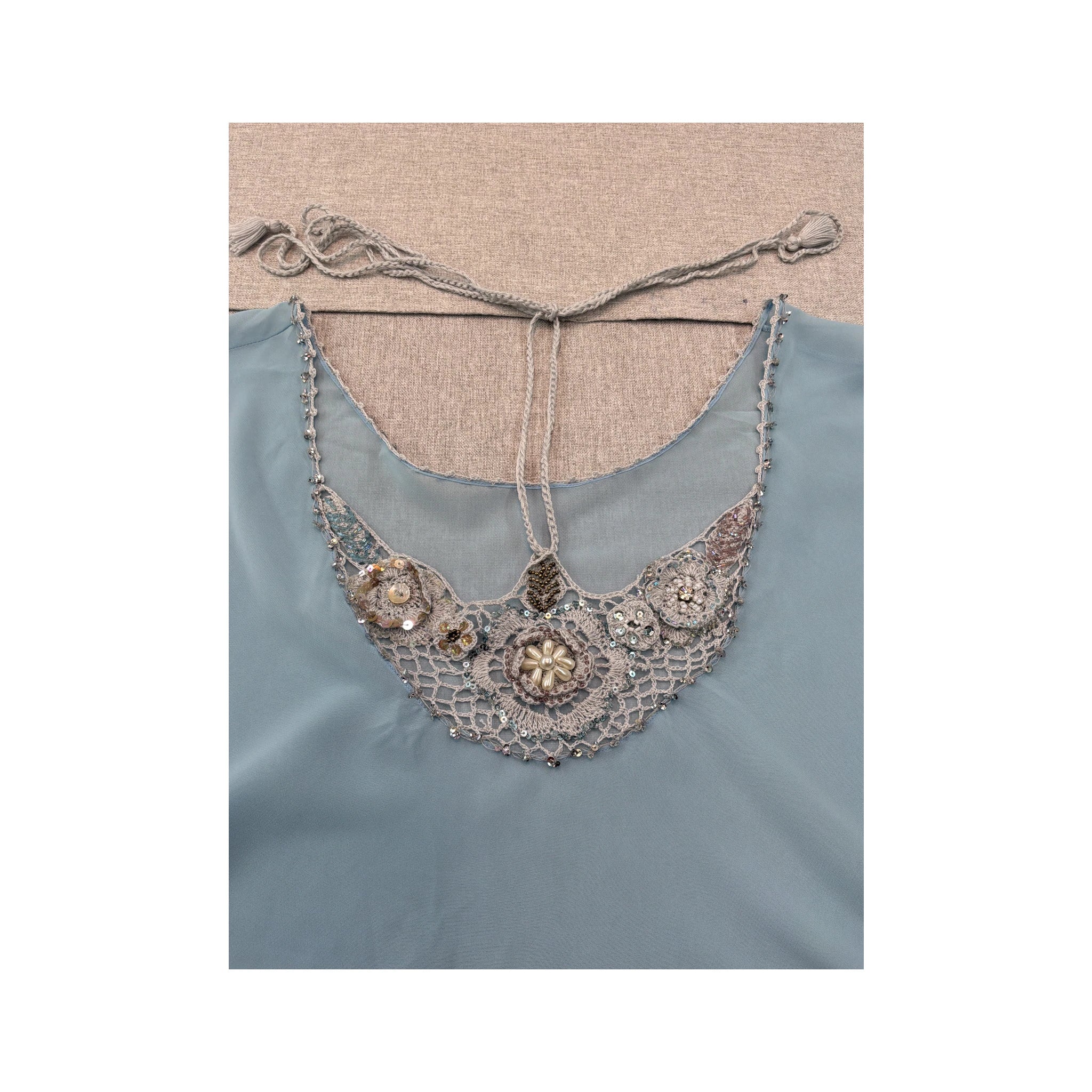 Blusa Transparente Times End azul com gola em Crochet e Missangas