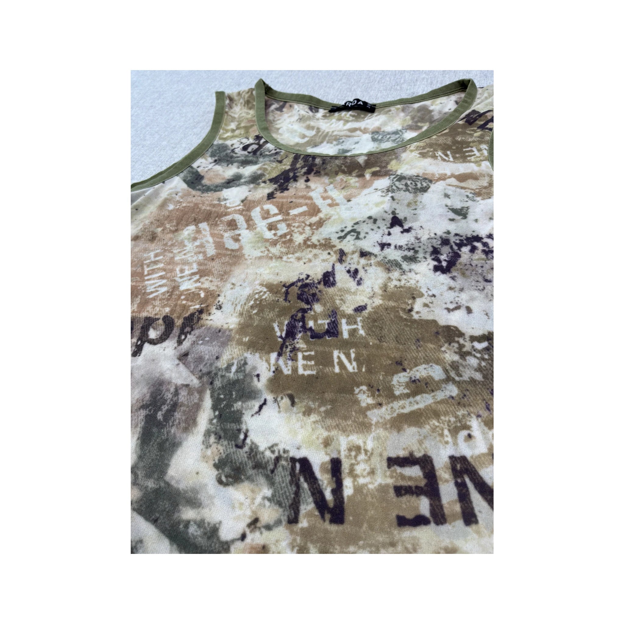 Top de alças Garda com estampado abstrato e Texto