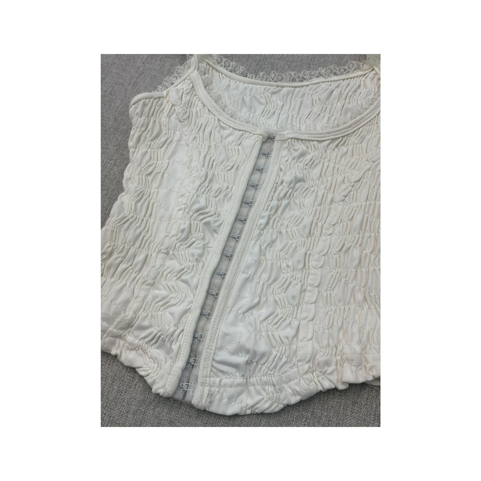 Top de alças vintage branco Texturado com renda e Fecho de Gancho