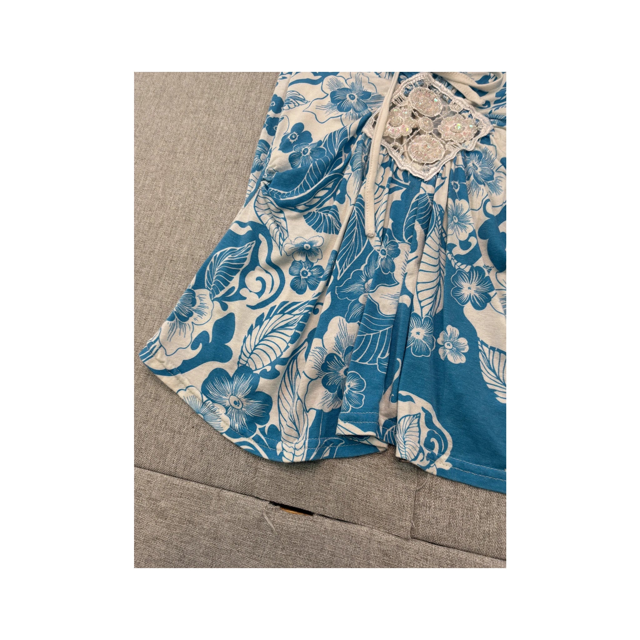 Mini vestido Halter azul e branco floral com Aplicação de renda e Lantejoulas