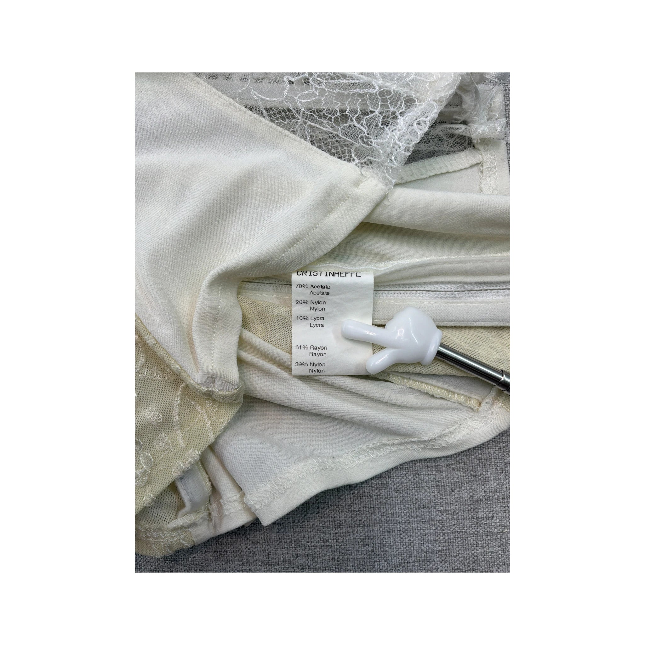Blusa Cristina Effe sem mangas com Atilhos e Painel de renda