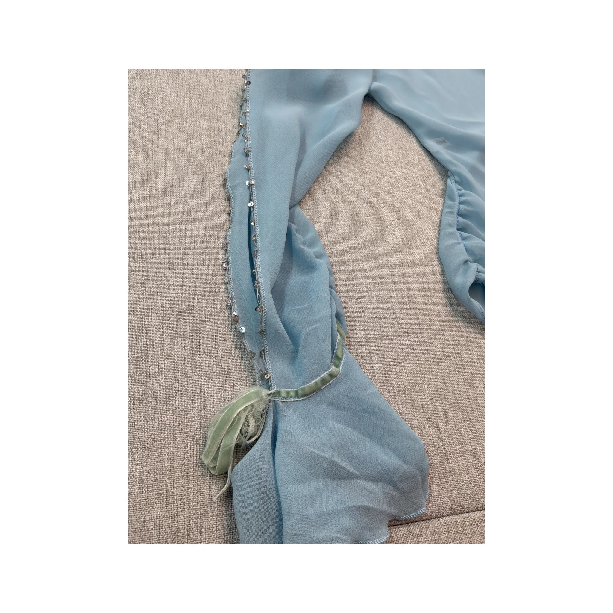 Blusa Transparente Times End azul com gola em Crochet e Missangas