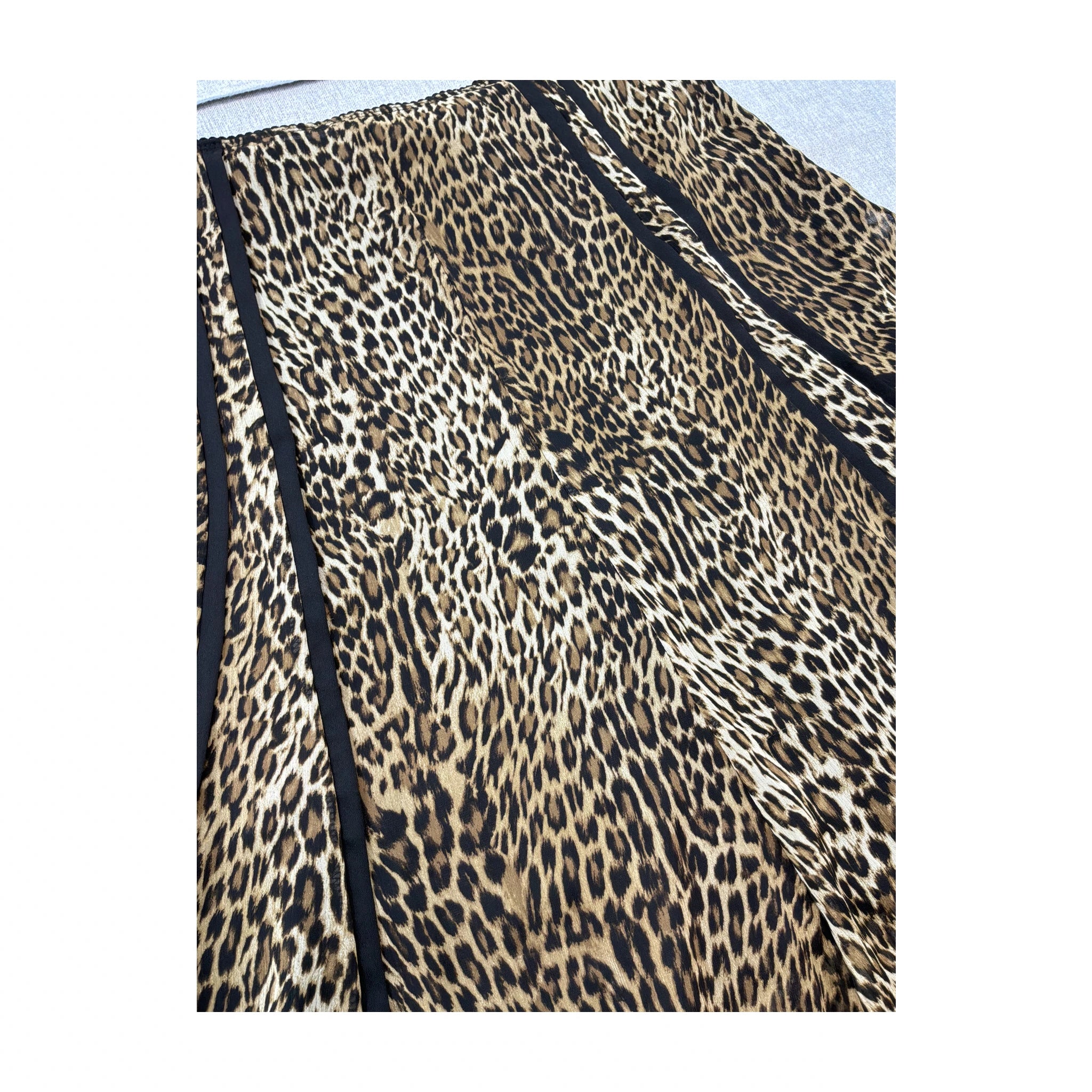 Saia Evasê com estampado de Leopardo e Bainha em renda