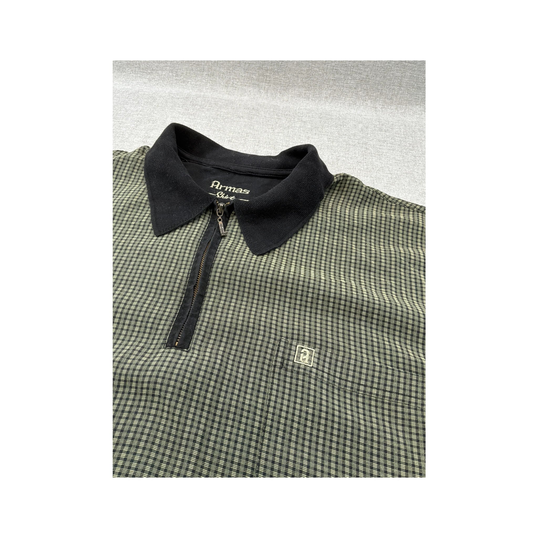 Camisa Armas com Micro Quadrados e gola com Fecho