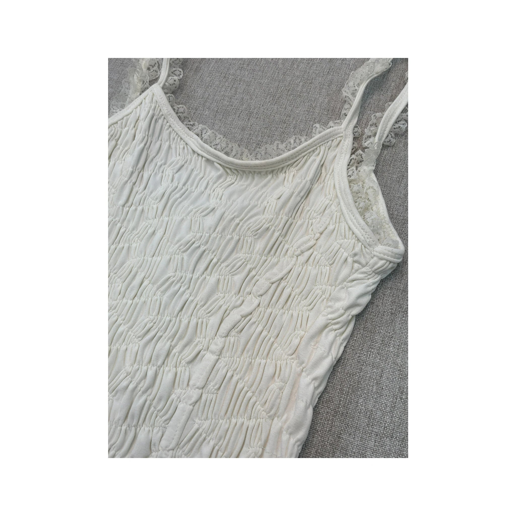 Top de alças vintage branco Texturado com renda e Fecho de Gancho