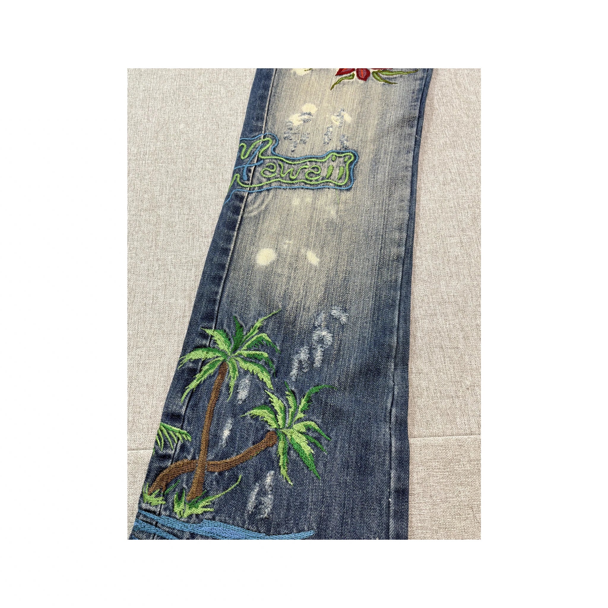 Calças de ganga vintage em ganga Desgastada com Bordado Tropical