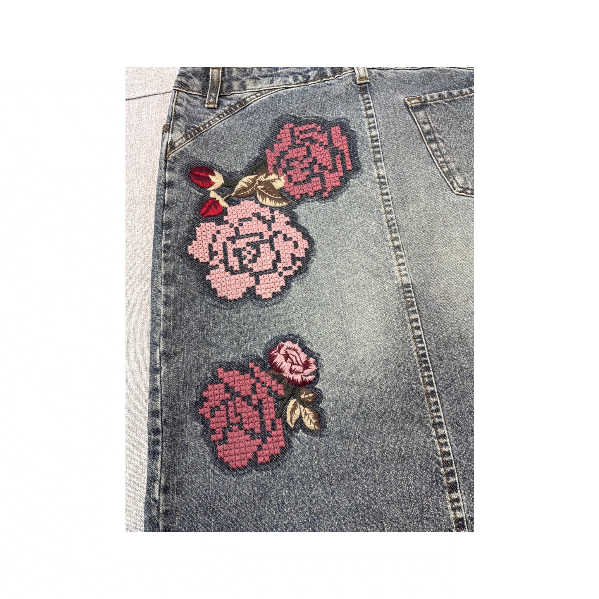 Saia Midi MAX&Co. em ganga com Bordado floral