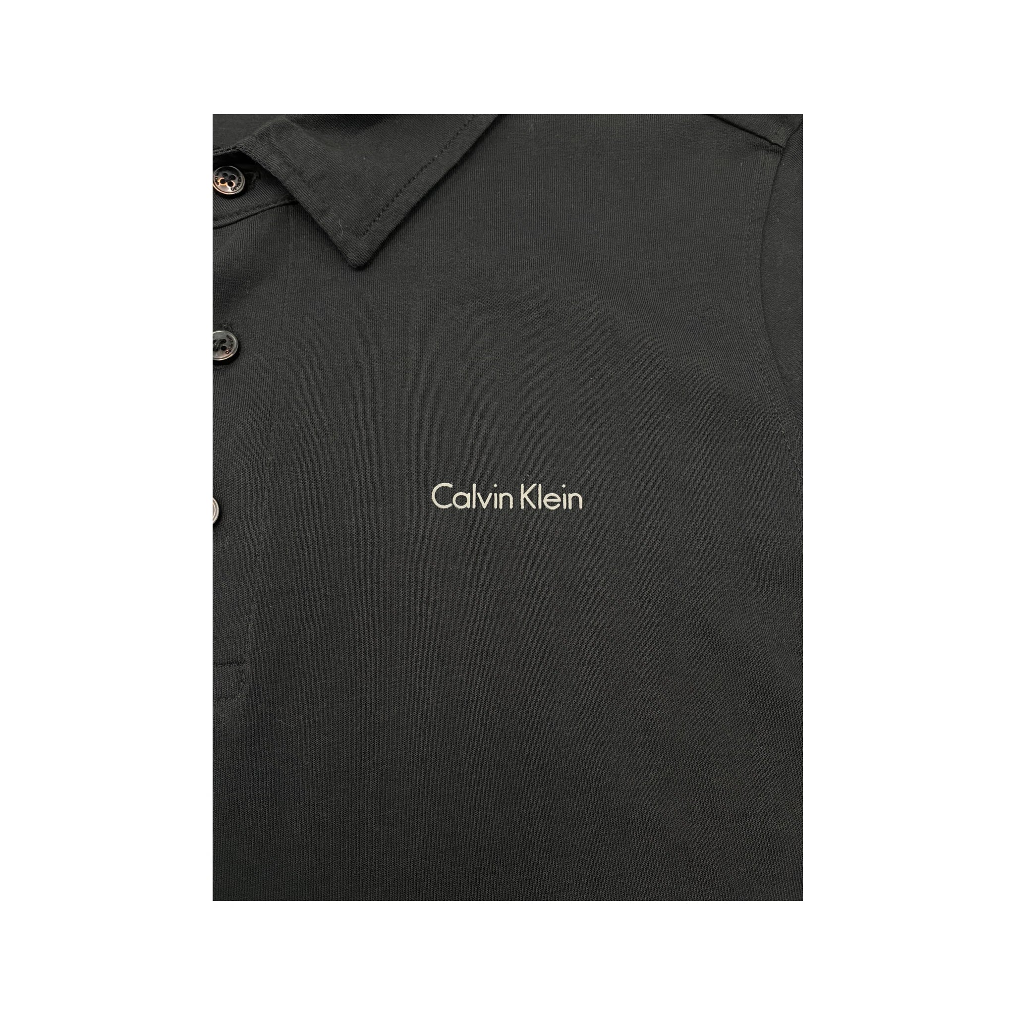 Polo Calvin Klein preto com logótipo