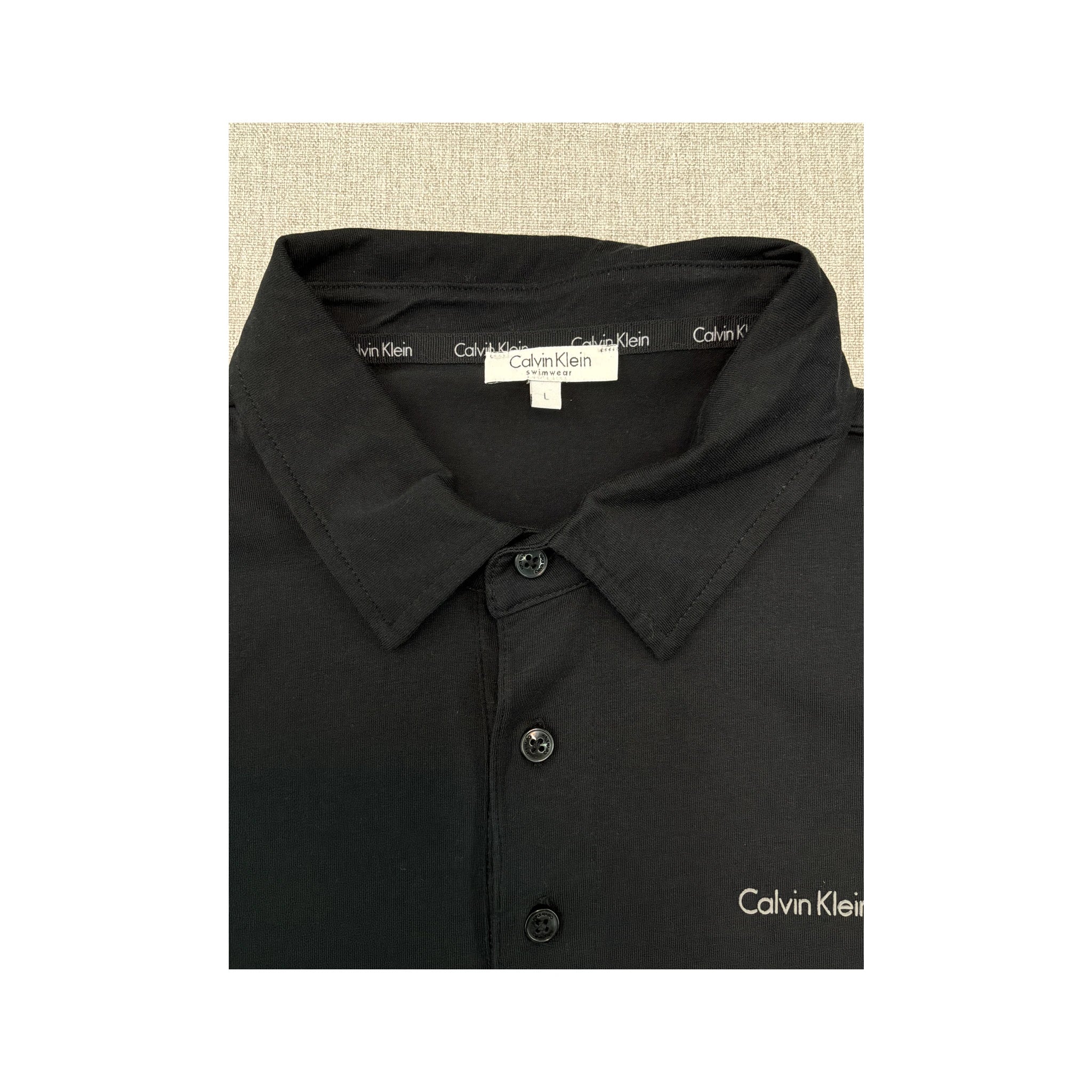 Polo Calvin Klein preto com logótipo