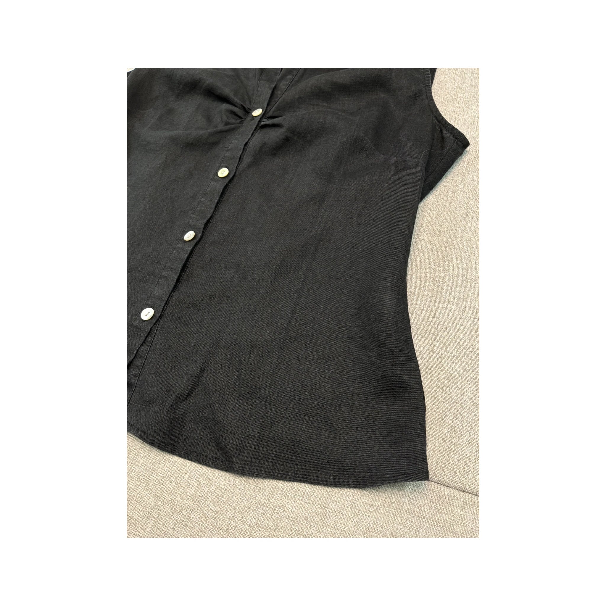 Woman Sleeveless Button-Up Shirt