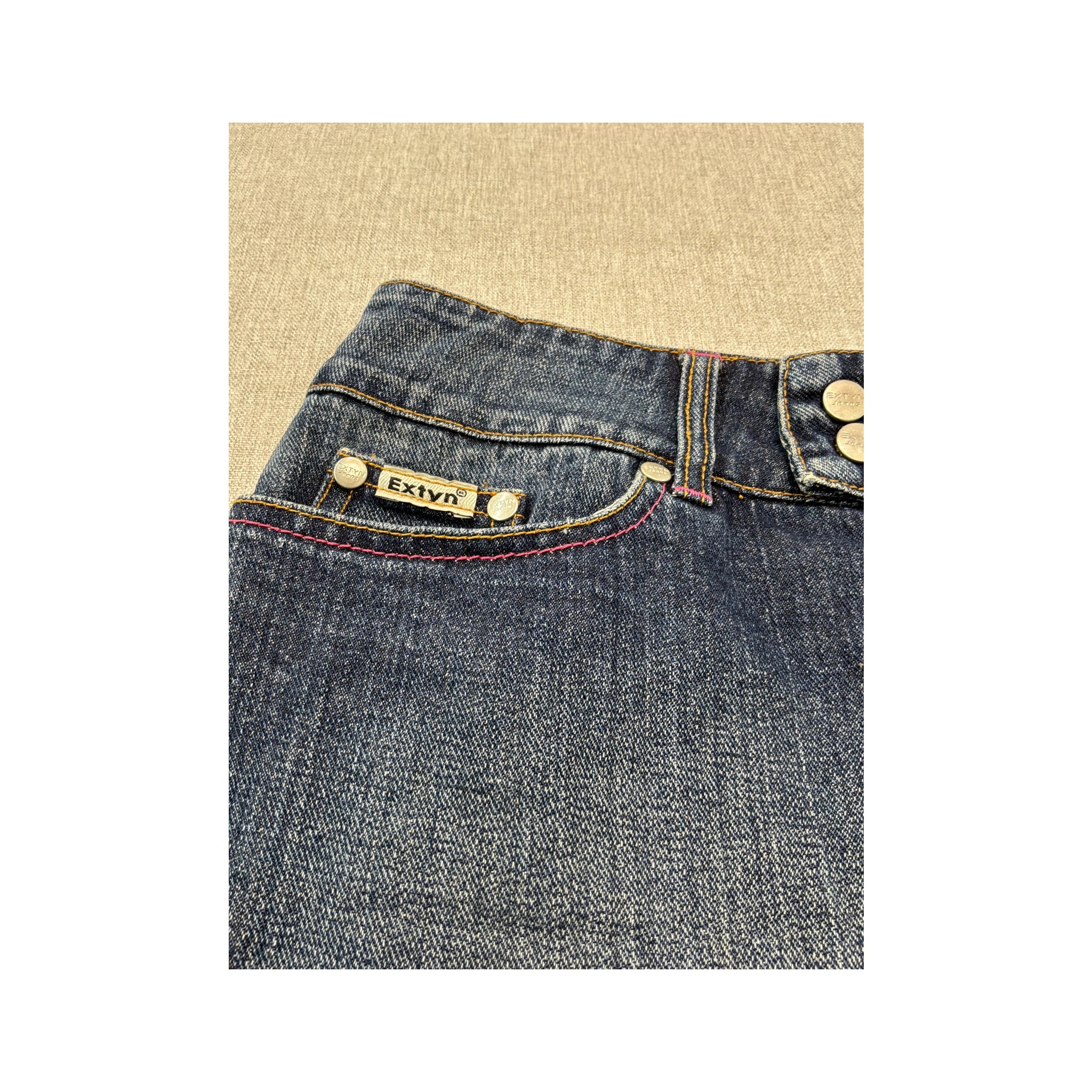 Mini saia Extyn Jeans em ganga com Costuras Contrastantes