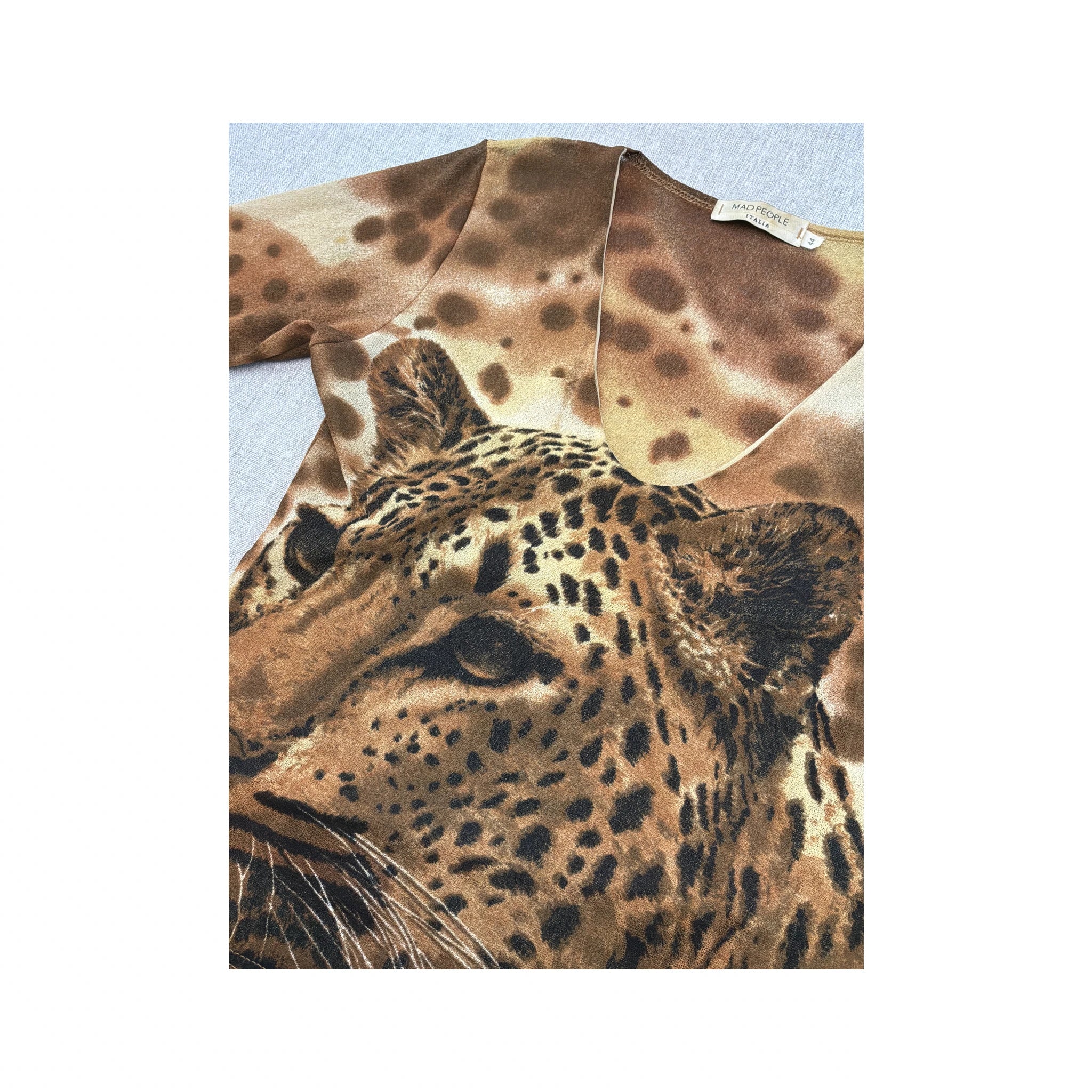 T-shirt Mad People Italia com decote em V Profundo e estampado de Leopardo