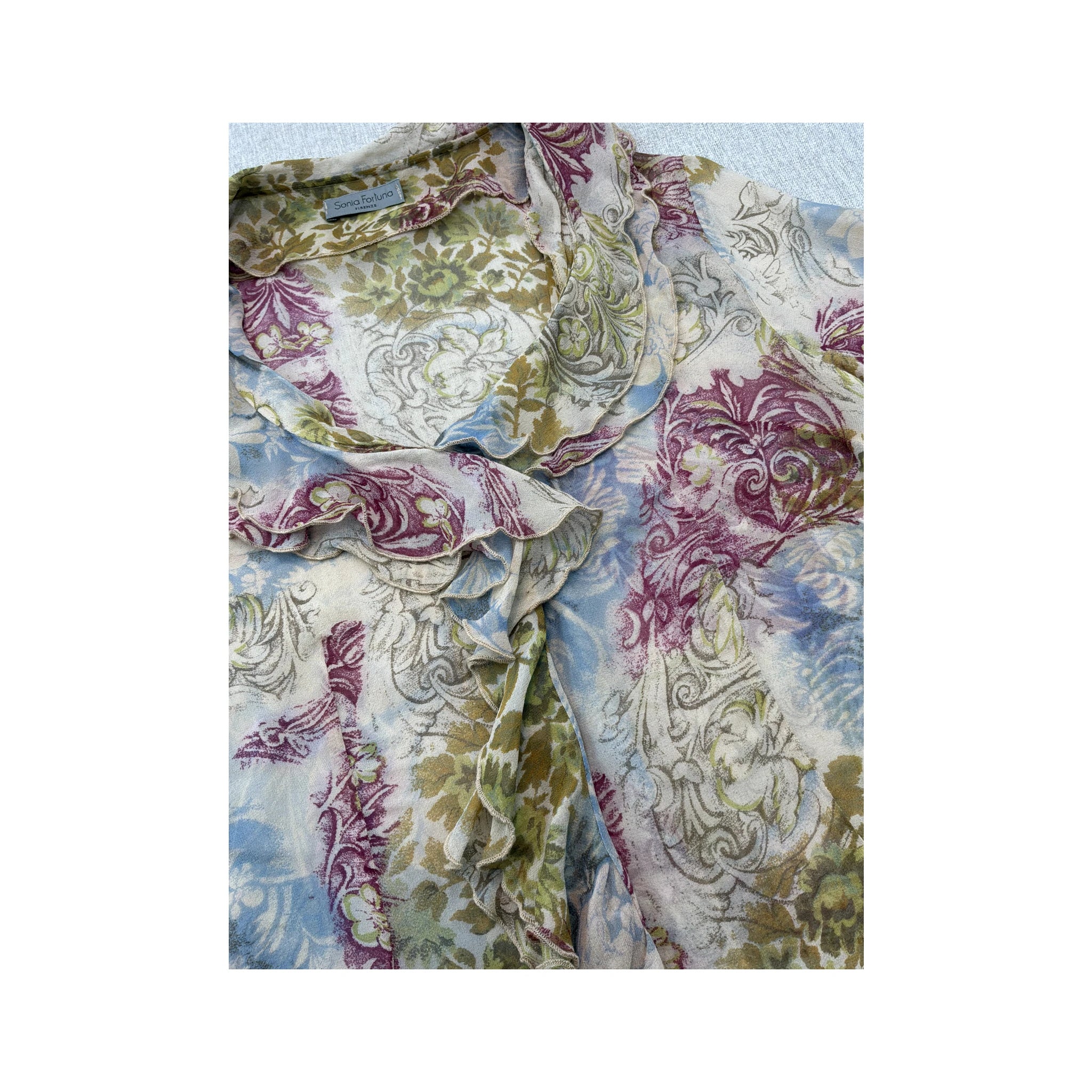 Blusa Transparente Sonia Fortuna floral com Folhos à Frente