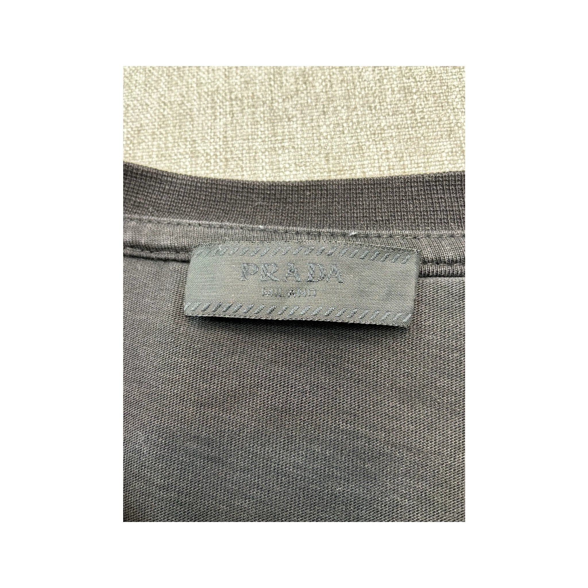 T-shirt utilitária Prada com Ombros Contrastantes