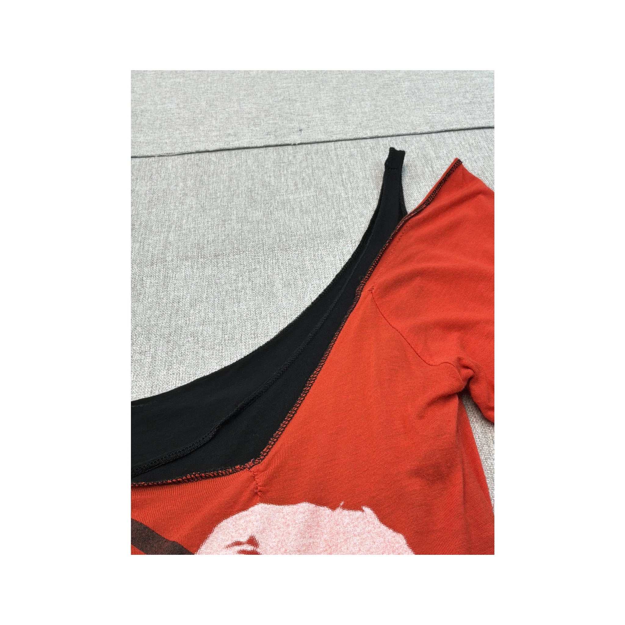 Blusa Y2K Assimétrica de Ombros Descobertos com estampado gráfico