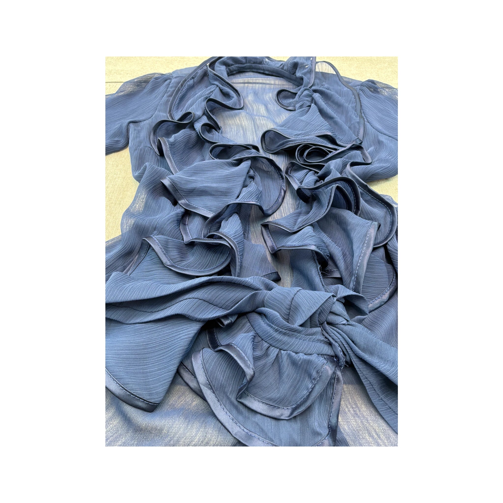 Blusa Transparente vintage com Folhos e Nó à Frente