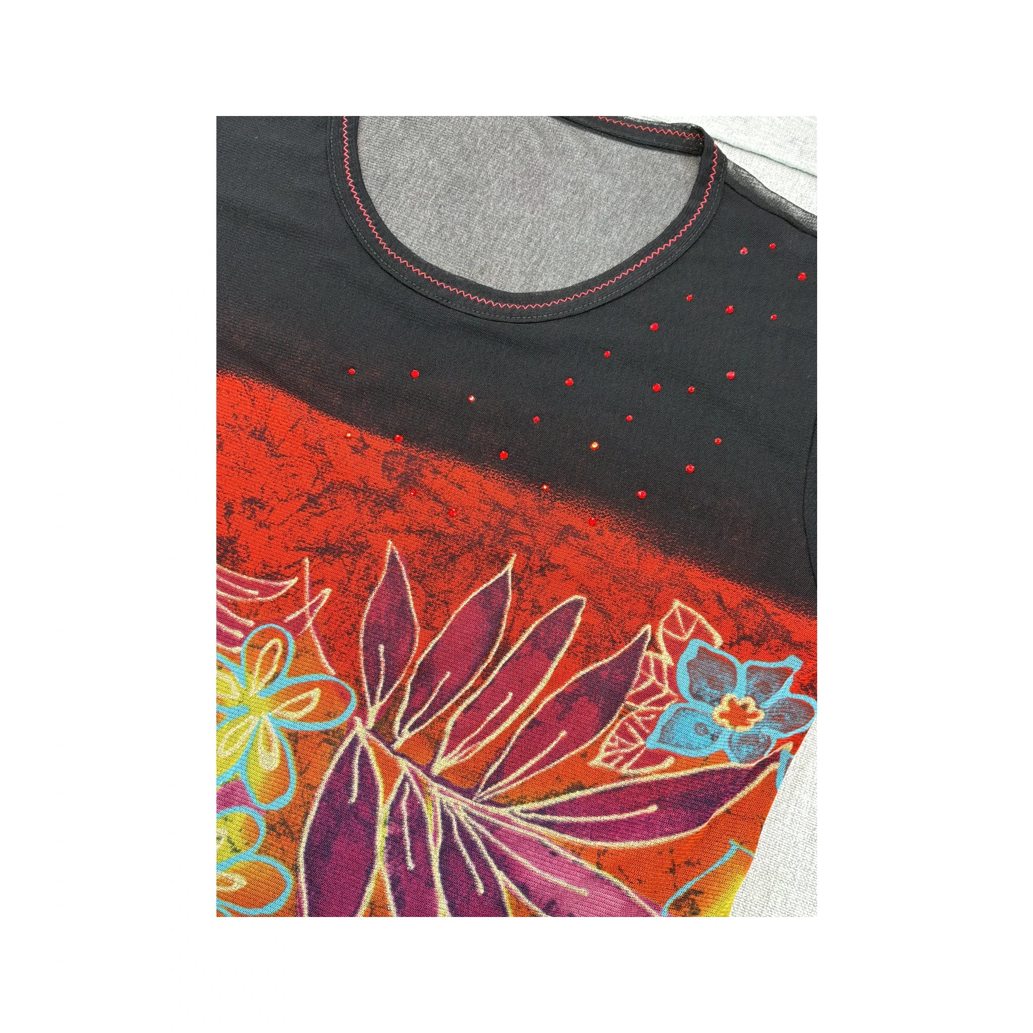T-shirt com mangas Transparentes em Rede, florais e strass