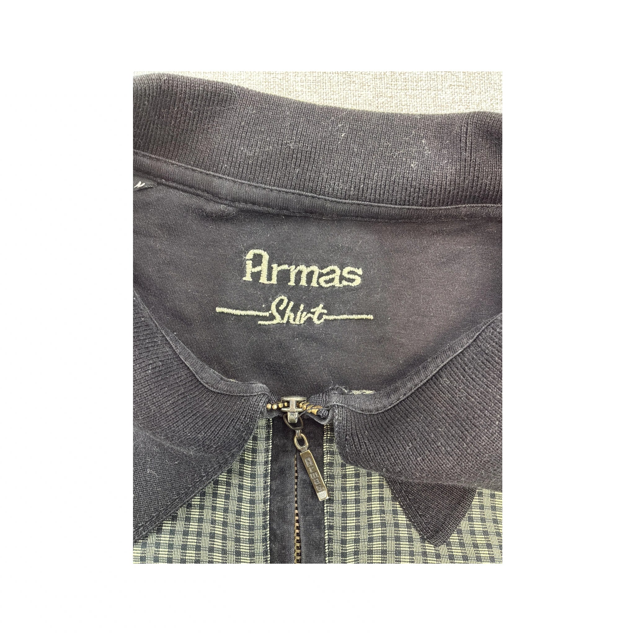 Camisa Armas com Micro Quadrados e gola com Fecho
