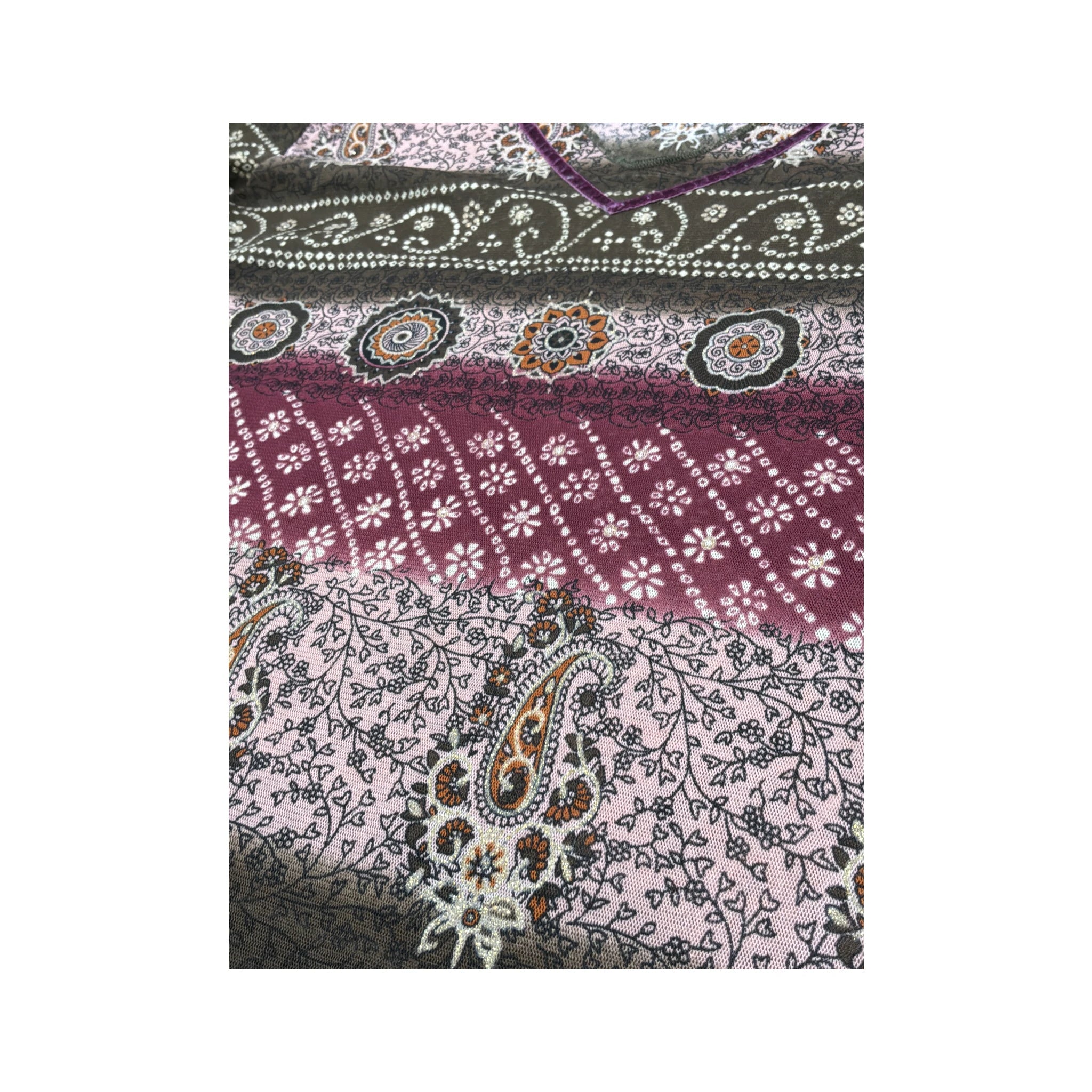 Blusa 2B Rainbow Collection com decote em V, Bainha Assimétrica e estampado Paisley