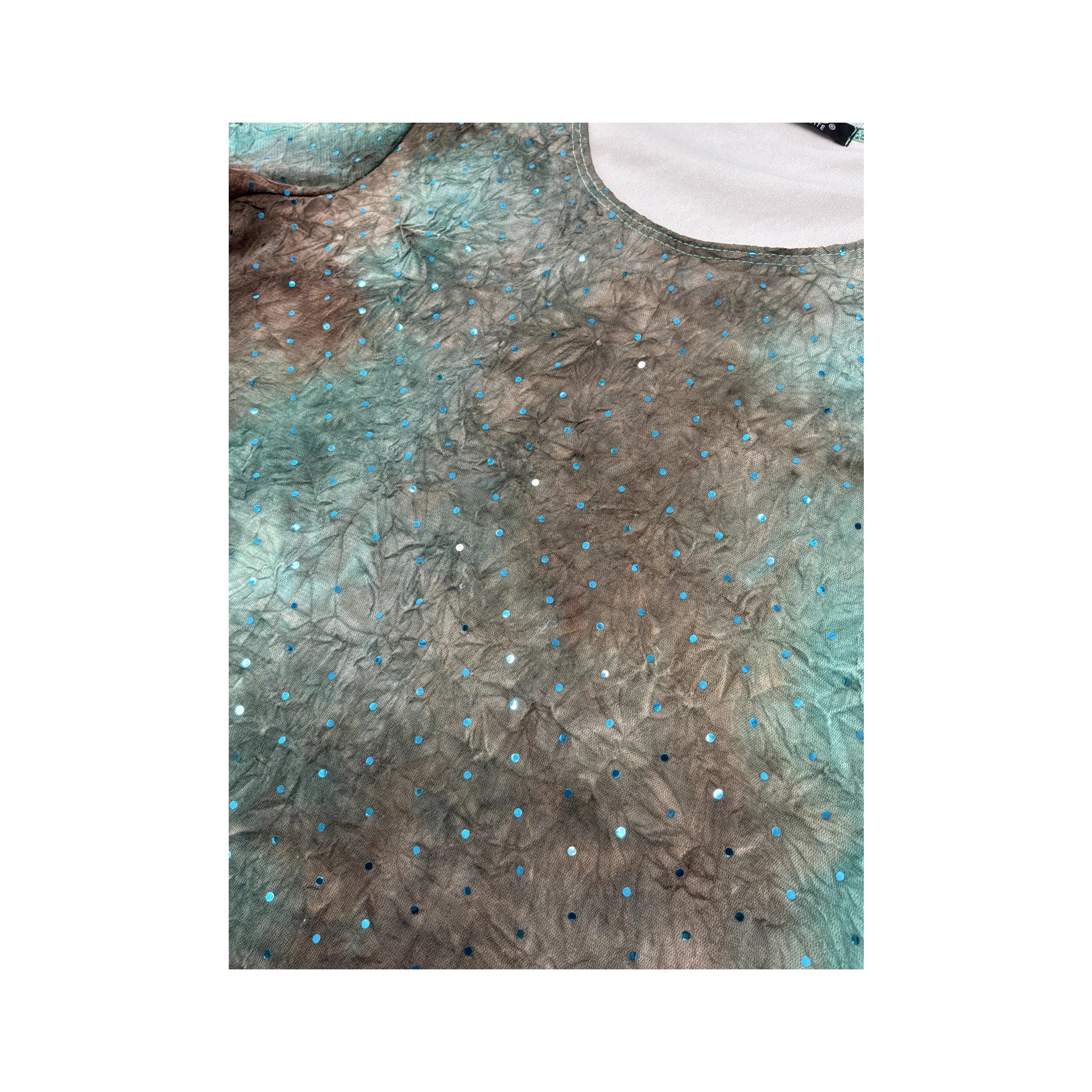 Blusa Only Nine Petite em Rede Tie-Dye com Lantejoulas