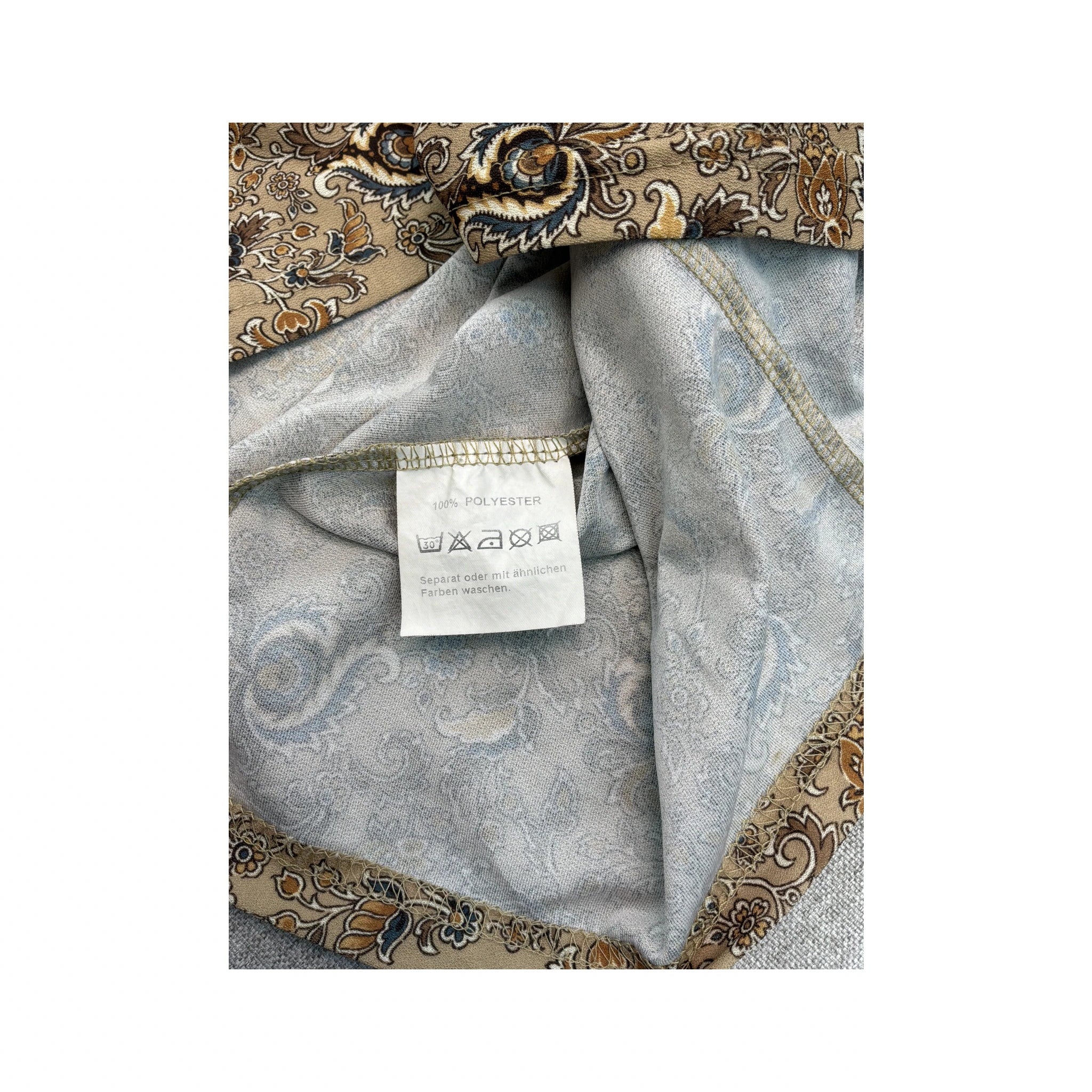 Blusa Outfit com Folhos à Frente e estampado Paisley