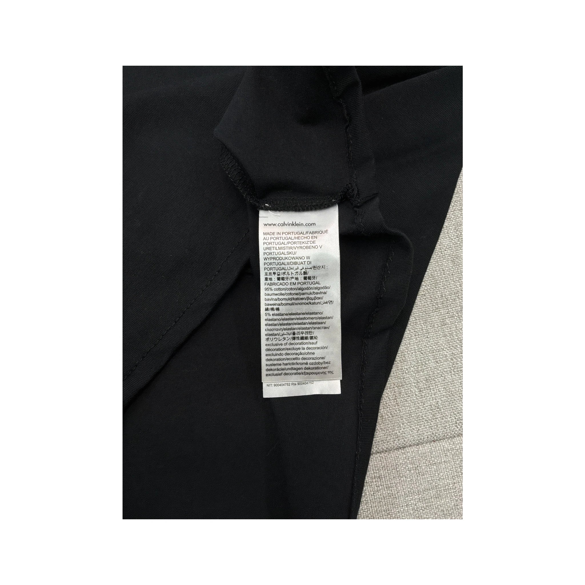 Polo Calvin Klein preto com logótipo