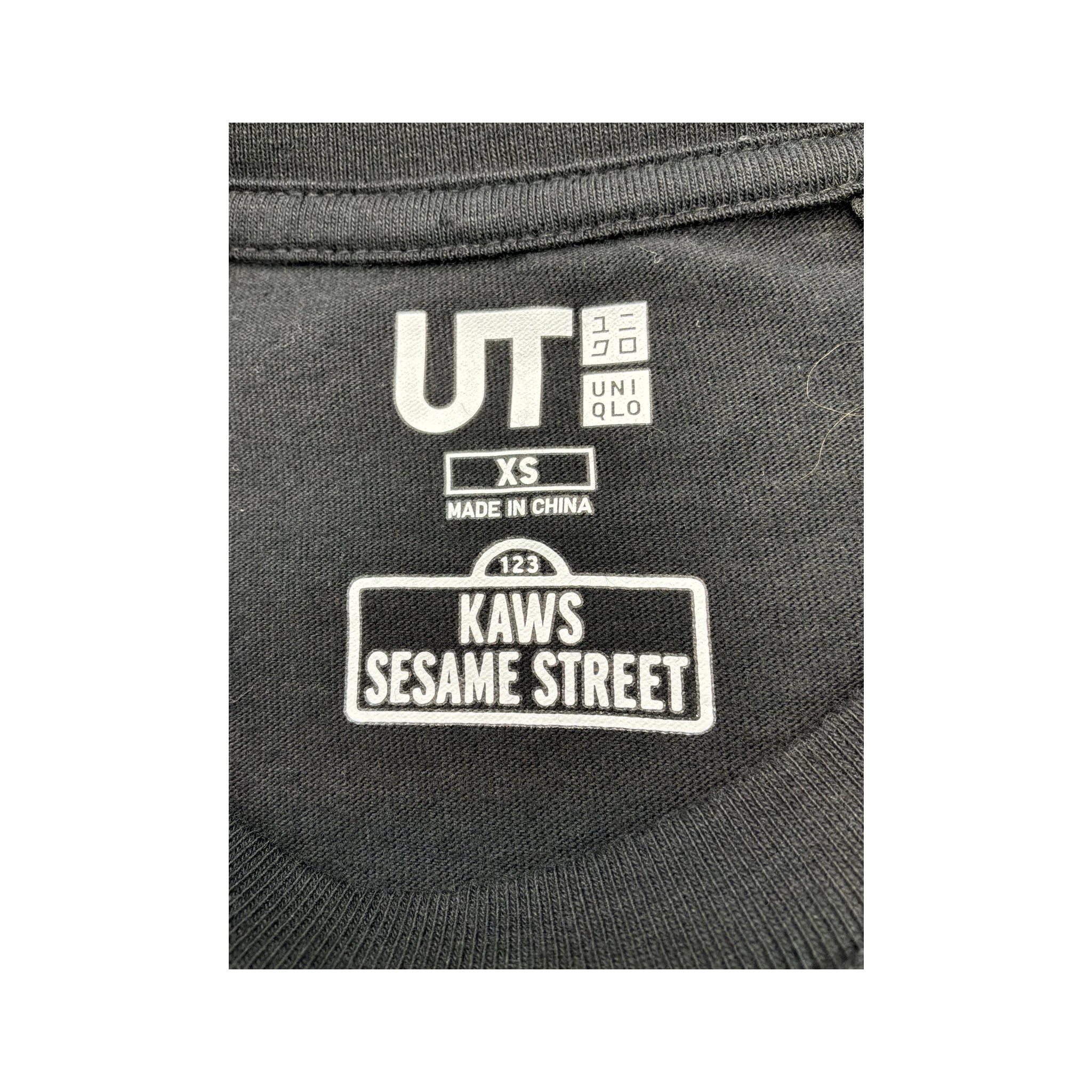 T-shirt Uniqlo KAWS em algodão com estampado da Rua Sésamo