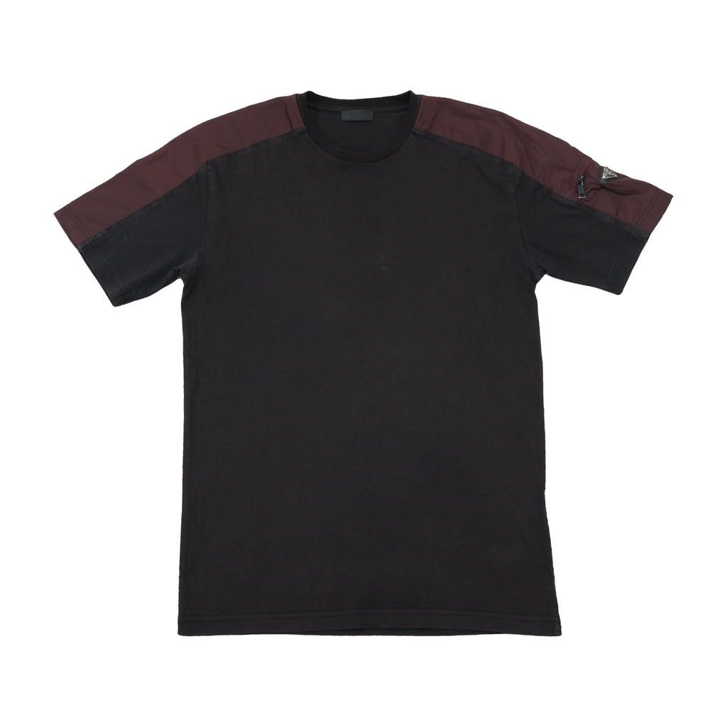 T-shirt utilitária Prada com Ombros Contrastantes