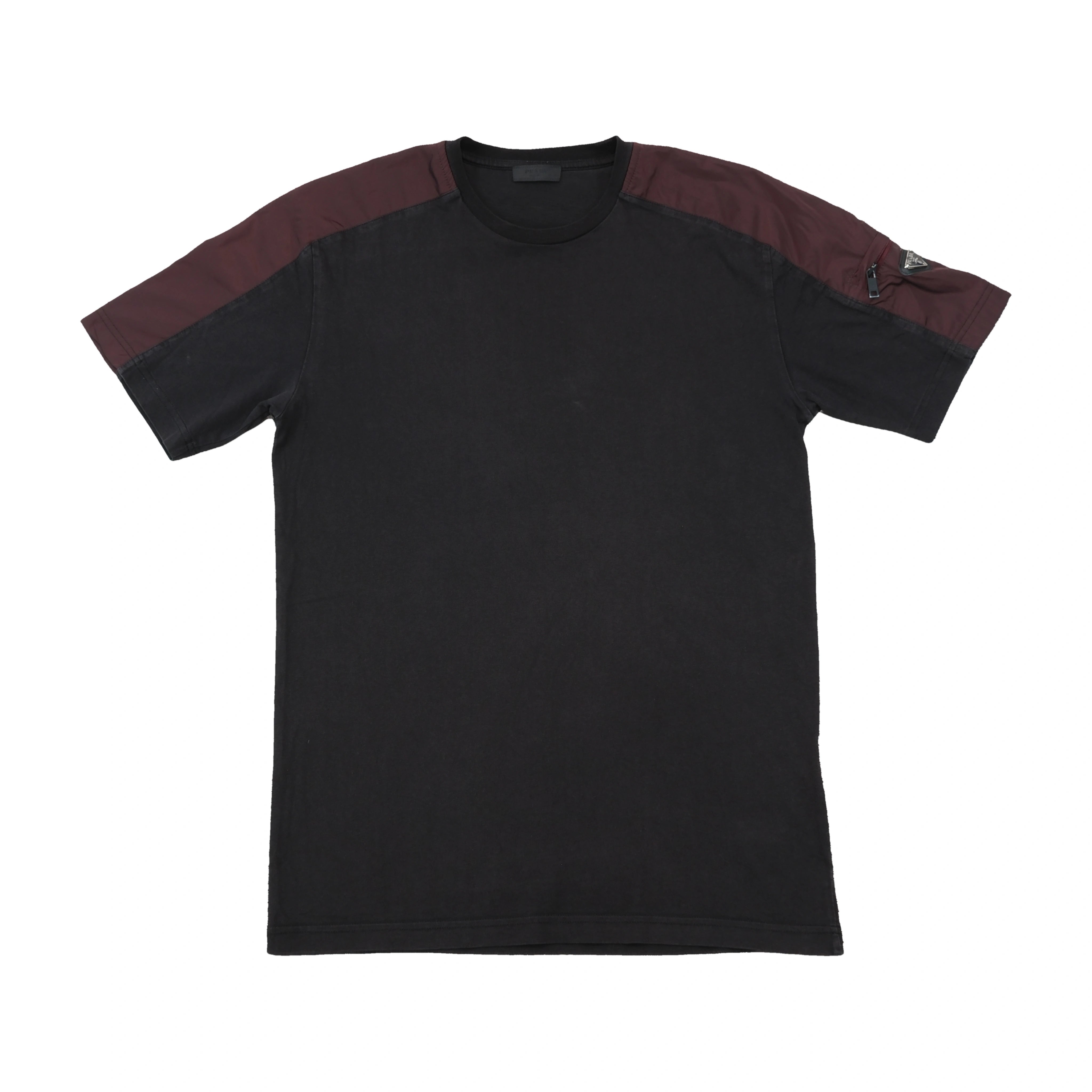 T-shirt utilitária Prada com Ombros Contrastantes